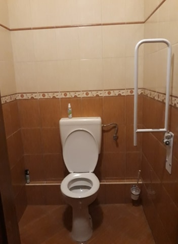 A WC nem tökéletes, de használható. Belépve szemben az átlagos WC csésze, jobboldalt egyetlen fali kapaszkodó.