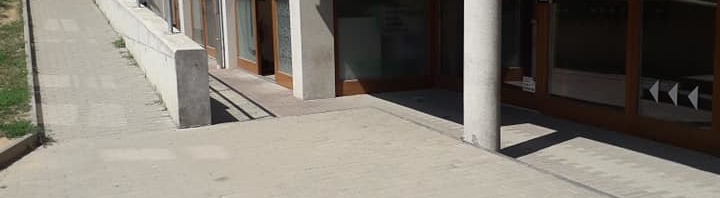 Az egy darab akadálymentes parkoló közvetlen a bejárat előtt. A parkolóból sima talajon enyhe emelkedésű épített rámpa vezet a bejárathoz.