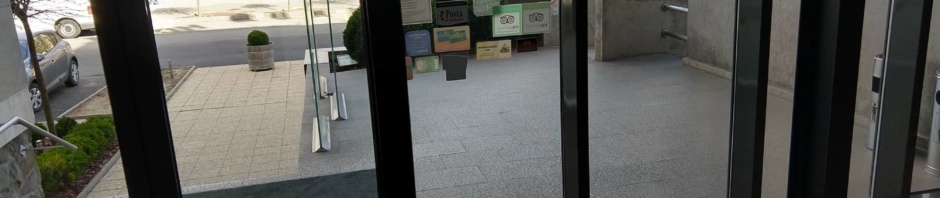 A hotel bejárata automata, küszöb nélküli, a talaj sima padlócsempe bent, kint beton. Vakvezetősáv nincsen.