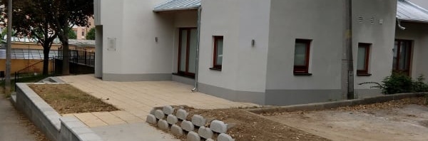 A plébánia környékén akadálymentes járda, sima talaj, vakvezető sáv nincsen.