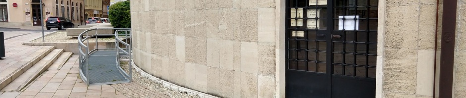 A dzsámi hátsó bejáratához vakvezető sáv vezet. Innen balra pedig fém rámpán lehet bemenni egy másik hátsó bejáraton.