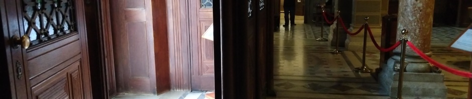 A bejárat után sima, lejtő és emelkedő nélküli, kissé csúszós padlócsempe talaj fogad minket. Minden akadálymentesen elérhető, de sajnos vakvezetősáv sehol sincs belül.