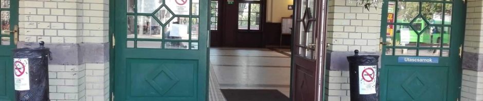 A vasútállomás bejárata ugyan nagyon szép régi faajtó, de nem automata. Küszöb nincsen. Vakvezető sáv az ajtón belépve rögtön van a váróteremben. A váróterem padlózata sima padlócsempe. Az utcafronton vakvezetősáv nincsen, a burkolat macskakő.