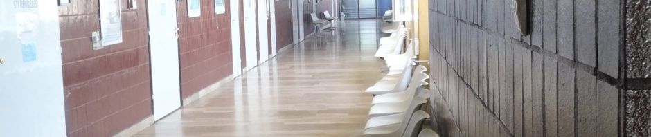 Hosszú, márványpadlós folyosót láthatunk, baloldalon fehér ajtókkal, jobboldalon ablakokkal és fehér széksorral. A falakon vörös csempe.