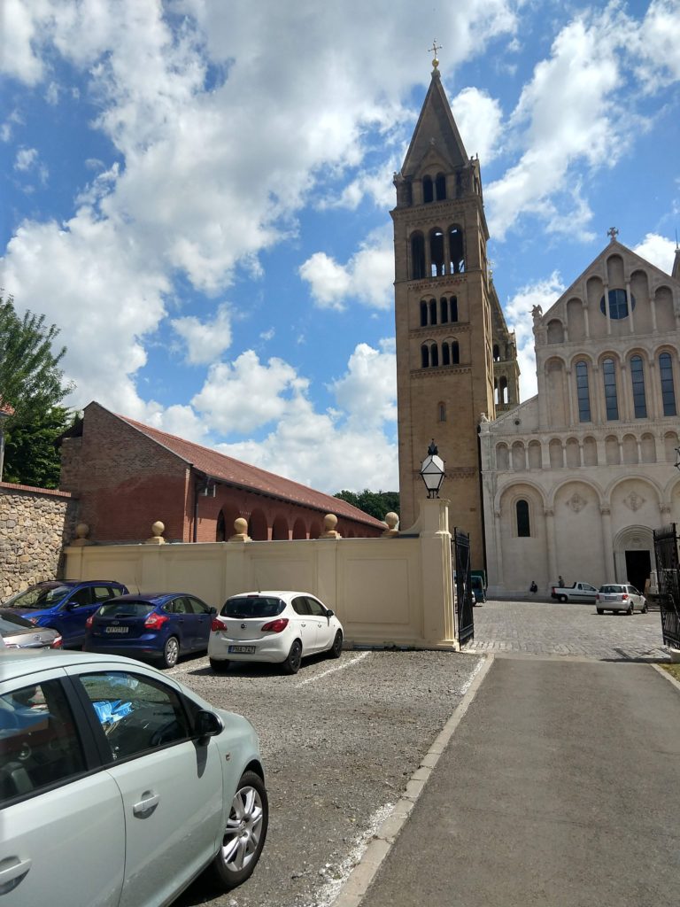 A kép középpontjában a Bazilika déli tornyai a keleti oldalán lévő parkolóból fotózva.
