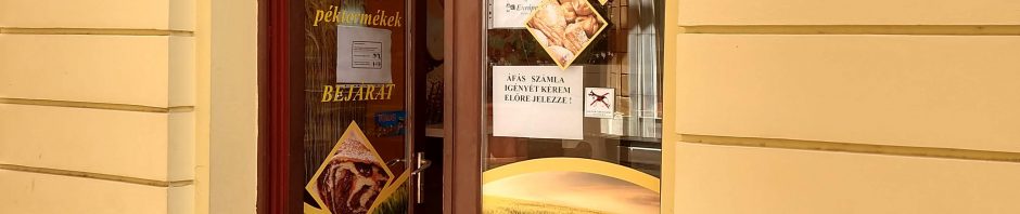 Az európa pékség bejárata. Boltíves bejárati ajtajavan. A bejárat teljesen akadálymentesített.
