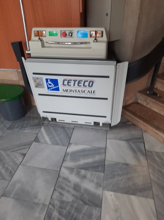 Egy lépcsőlift található a képen. Szürke színű.