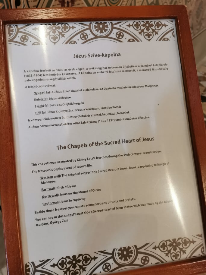 A néhány leírás egyikét fotóztuk közelről. Braille írással egyik sem olvasható, hangos felolvasó sincsen.