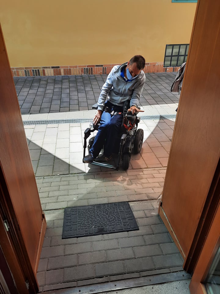 A boltba bejárat teljesen sima, nincsen lépcső, padka, szélessége is megfelelő az éppen beguruló Balázsnak.