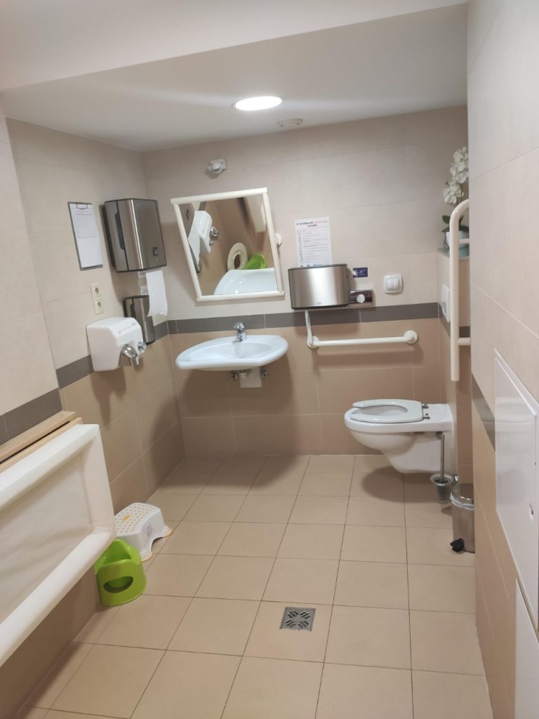 Harkány Dráva hotel WC, pelenkázó