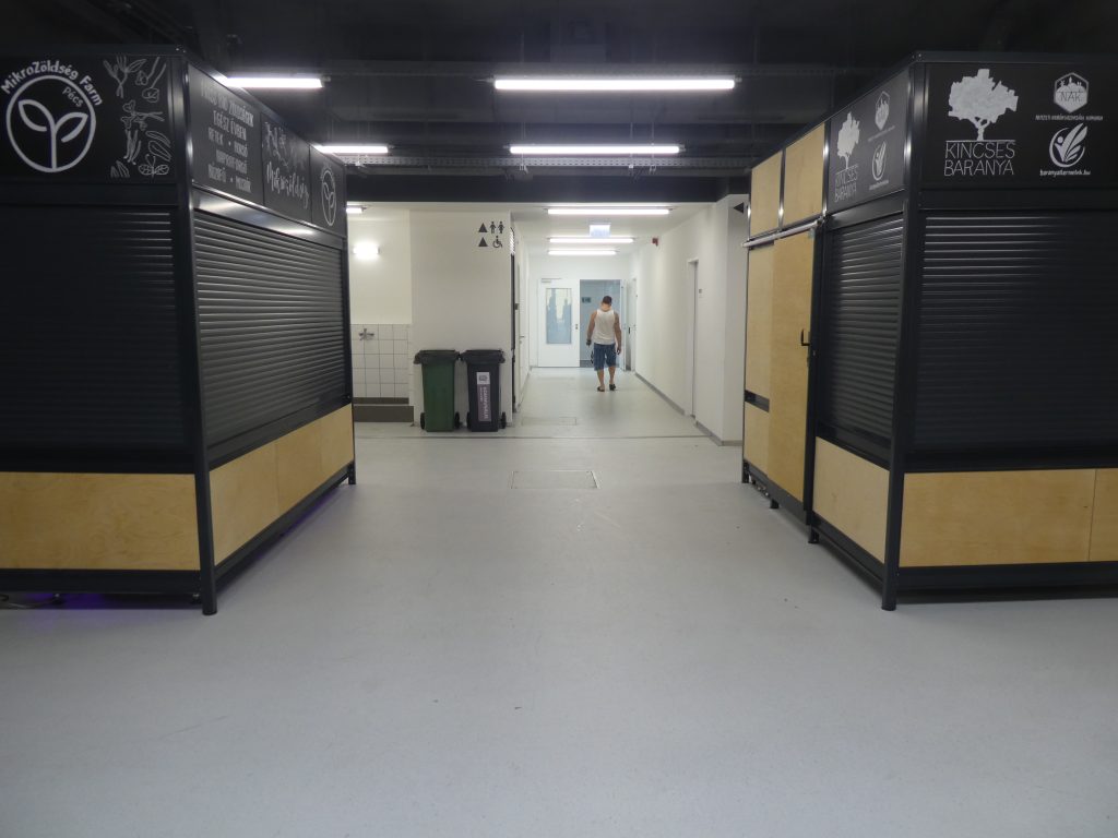 Vásárcsarnok akadálymentes WC-hez