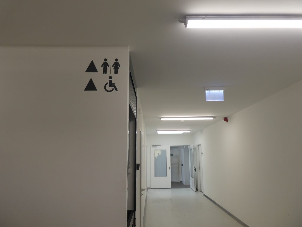 Vásárcsarnok akadálymentes WC jelzés