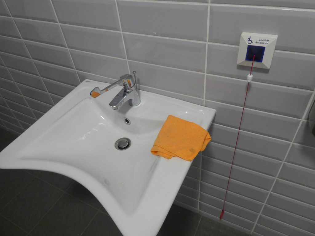 Vásárcsarnok akadálymentes WC mosdó közeli