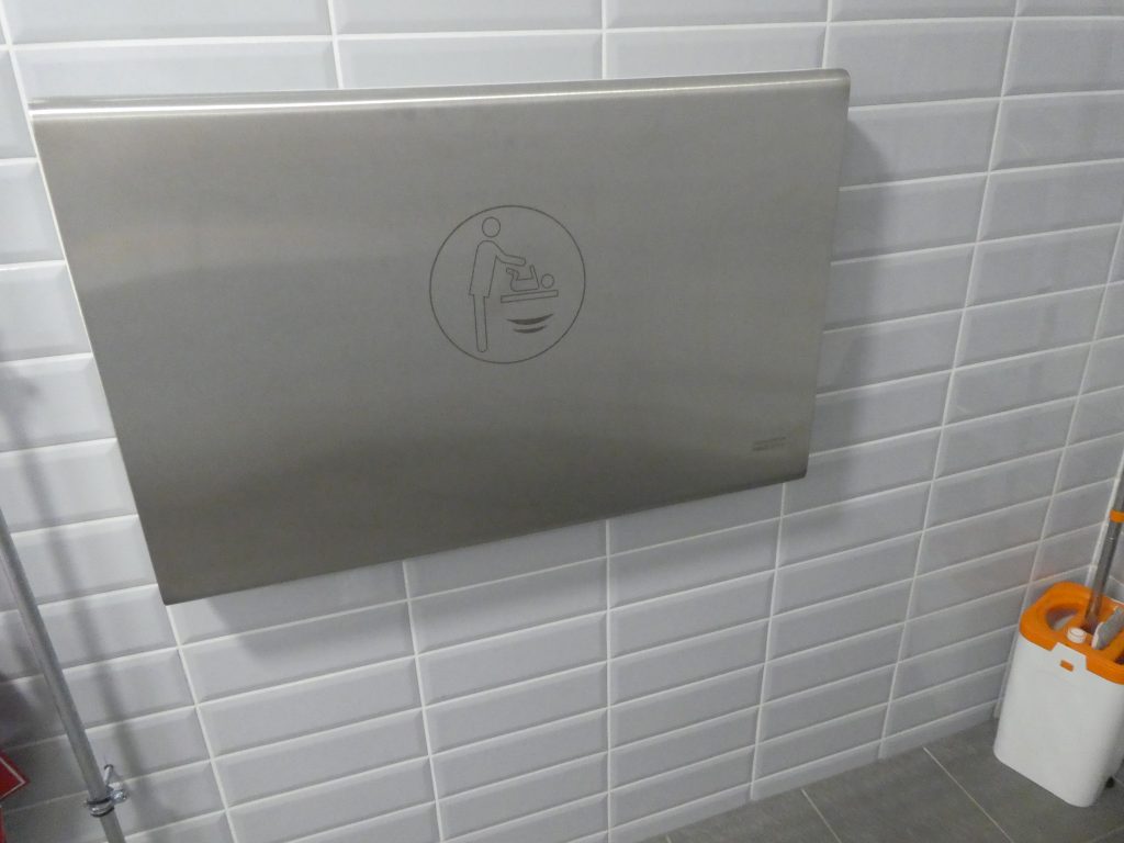 Vásárcsarnok akadálymentes WC pelenkázó
