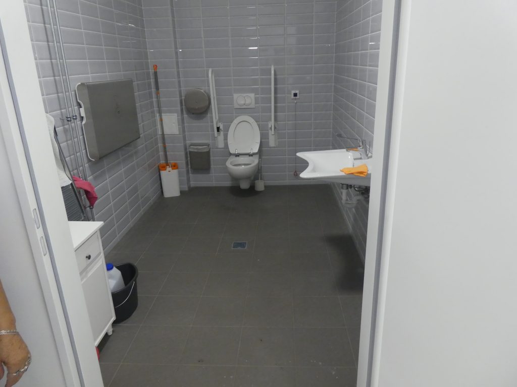 Vásárcsarnok akadálymentes WC teljes