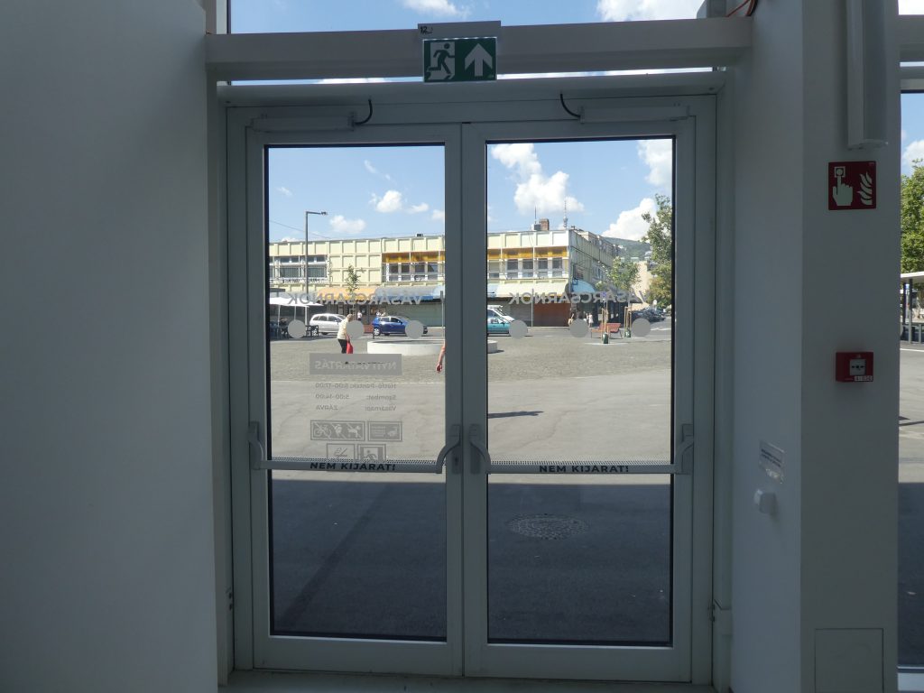 Vásárcsarnok akadálymentes bejárat bentről