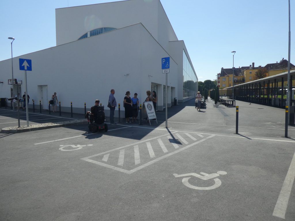 Vásárcsarnok akadálymentes parkolók Kelet