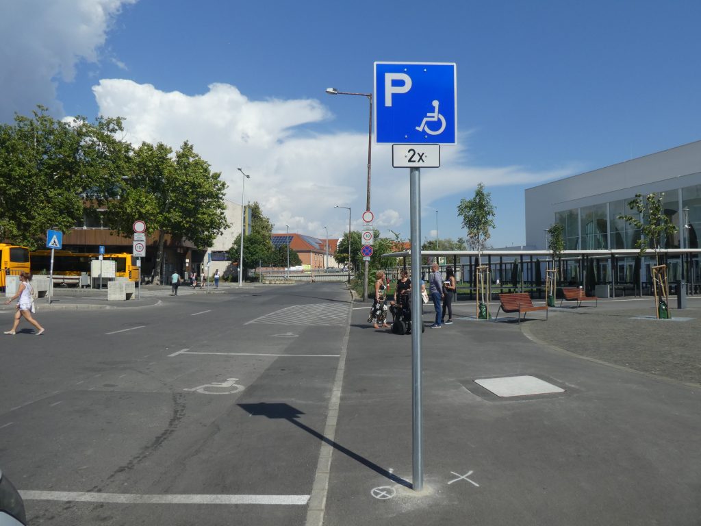Vásárcsarnok akadálymentes parkolók buszpu. felől