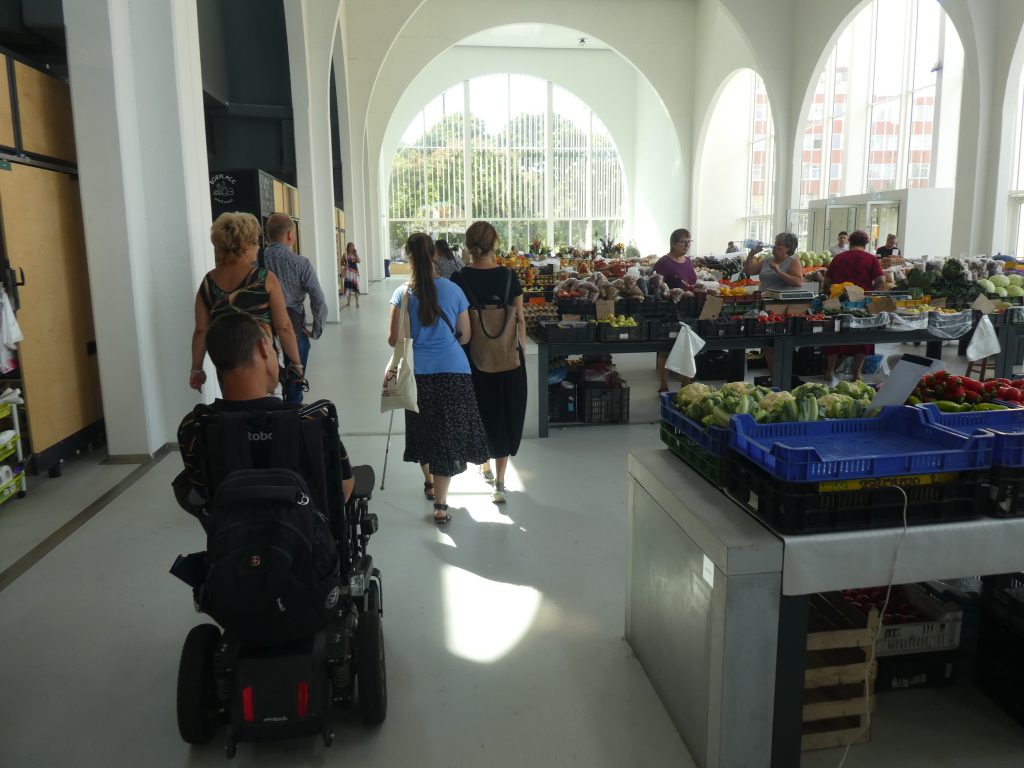 Vásárcsarnok belső tér közlekedés