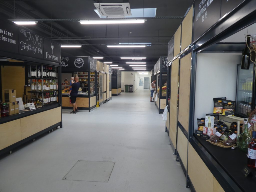 Vásárcsarnok belső tér üzletek