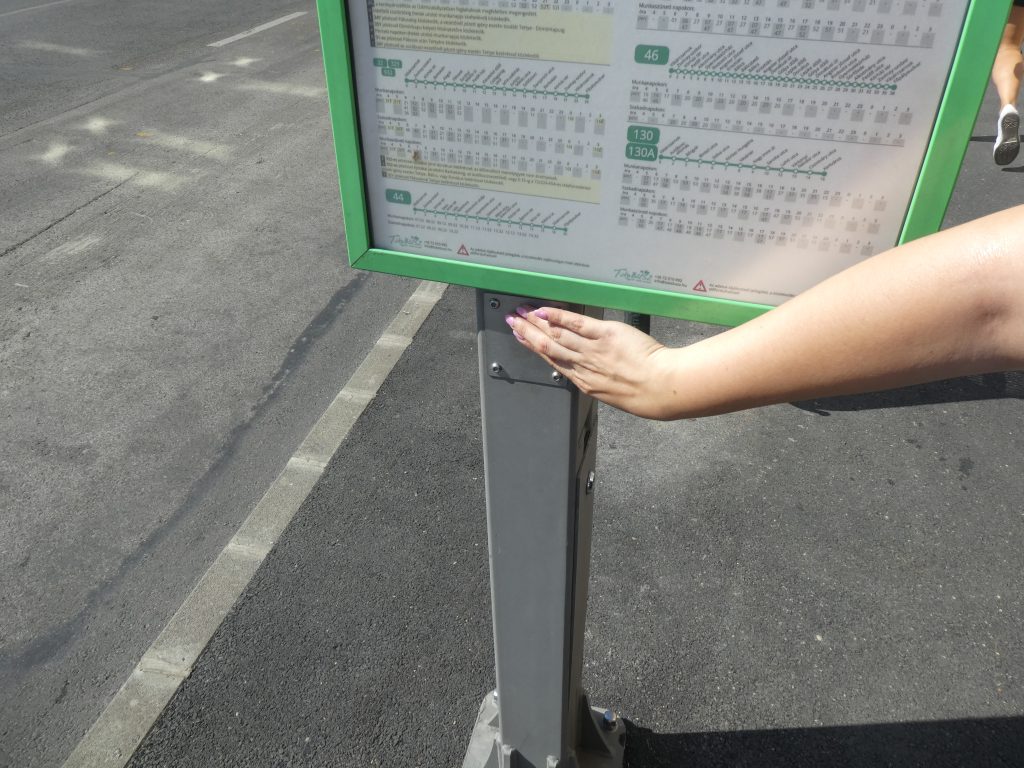 Vásárcsarnok buszmegálló NY hangosgomb