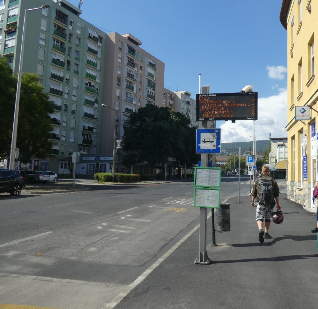 Vásárcsarnok buszmegálló NY kijelző