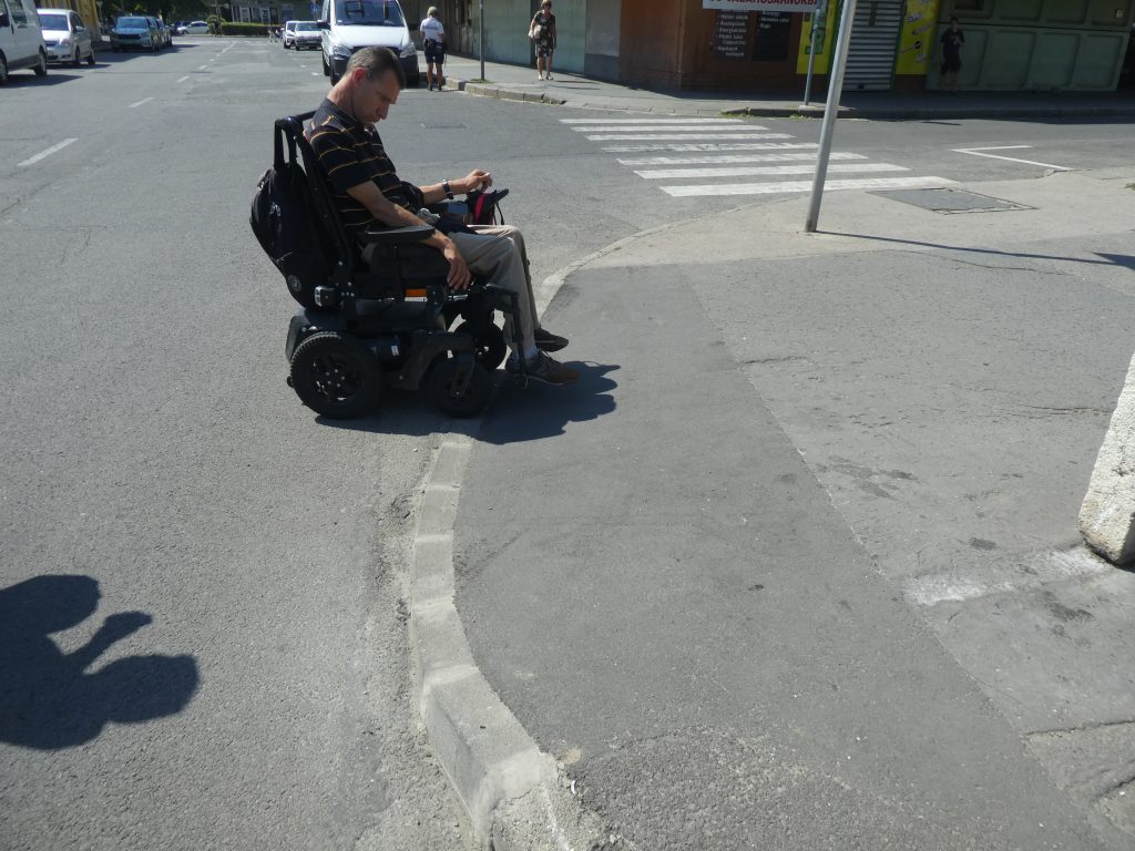 Vásárcsarnok járda rámpa buszpu.-nál