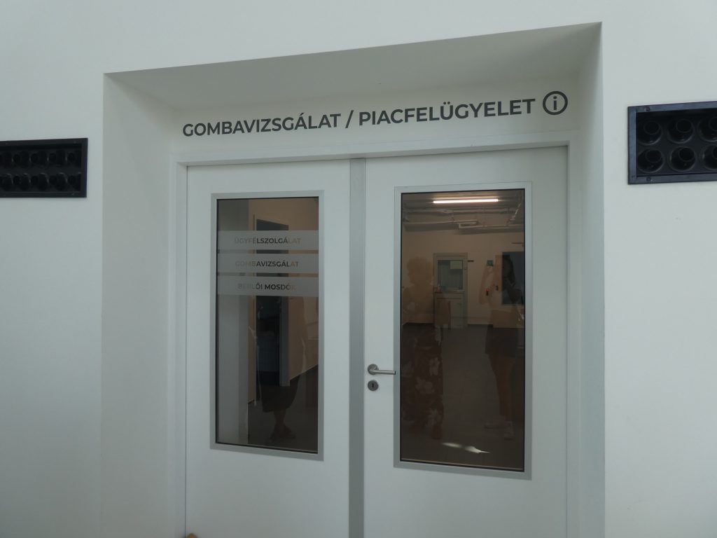 Vásárcsarnok piacfelügyelet bejárat