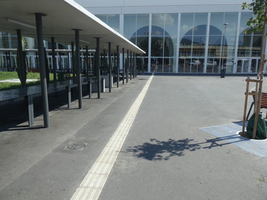 Vásárcsarnok vakvezetősáv az ablakba