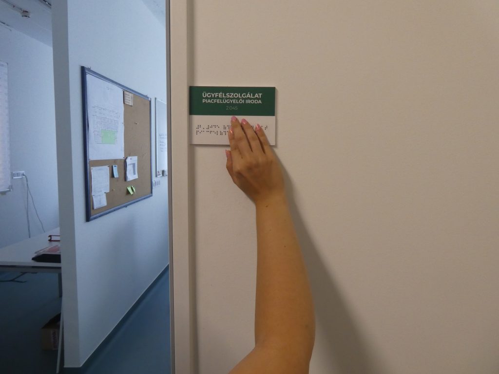 Vásárcsarnok ügyfélszolgálat Braille felirattal
