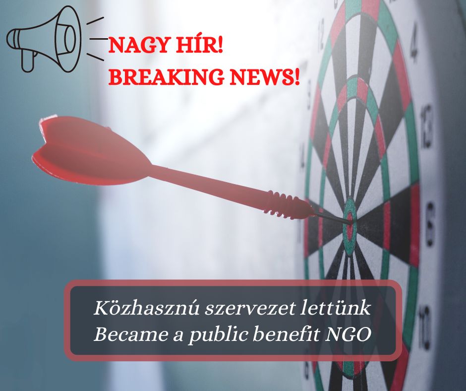 Illusztrációs kép: egy kis nyíl éppen betalál egy darts tábla közepébe. Fölül egy hangszóró és egy szöveg: Nagy hír! Breaking news! Alul egy keretben szintén szöveg magyarul és angolul: Közhasznú szervezet lettünk. Became a public benefit NGO