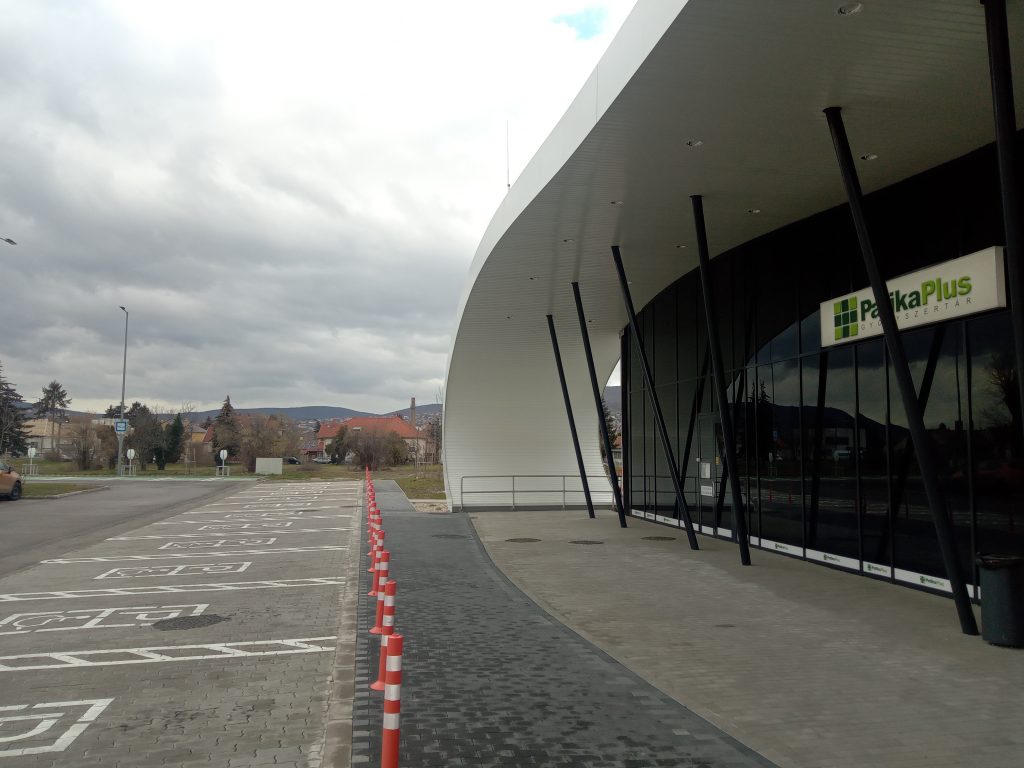Az akadálymentes parkolókat látjuk, ezek közösek az Intersparral. Közvetlen a bejárat előtt találhatóak.