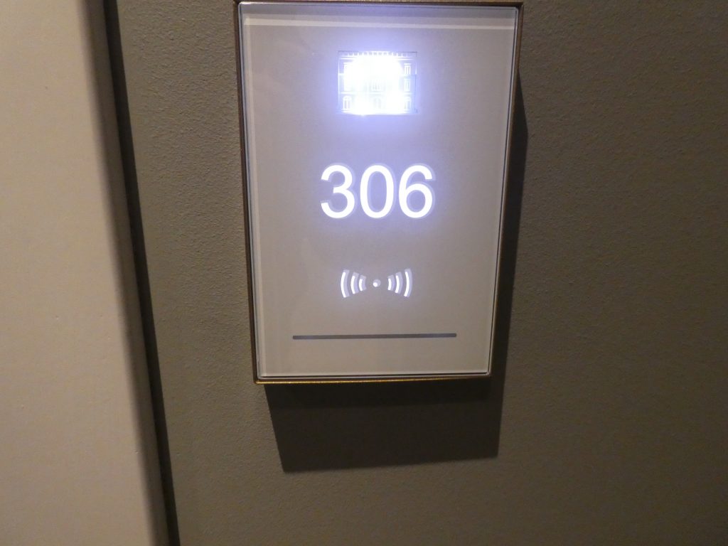 Akadálymentes szoba száma közelről. 306