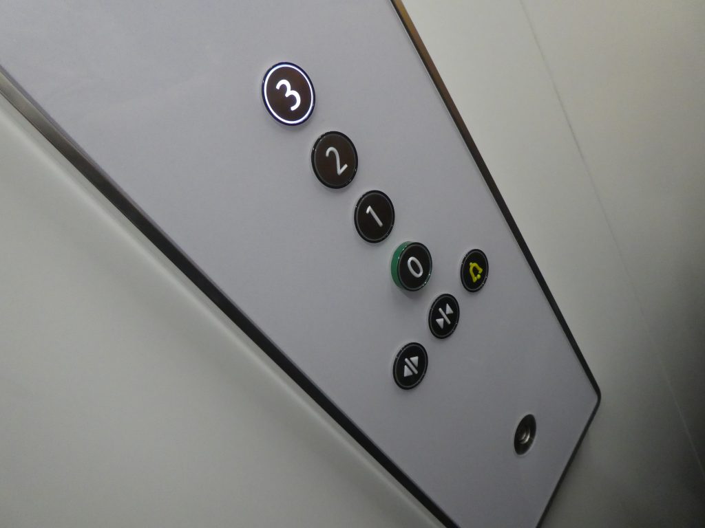 A lift gombjain nincs Braille felirat, azonban minden szám és jelzés erőteljesen kiemelkedik. Egész lent balról-jobbra ajtónyitó, ajtó záró és vészcsengő gombok. Ezek felett alulról-fölfelé 0,1,2,3 emeleti számok.