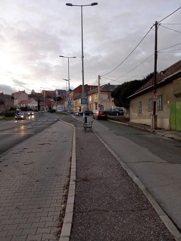 A buszmegálló öblét látjuk. Akadálymentes, ám a járda viszonylag keskeny.