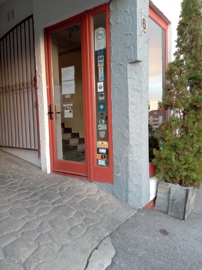 A panzió főbejárata, mely az autóbejáratról nyílik. Innen ez túl meredek kerekesszékkel.