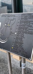 Nagy, egyértelmű tábla kitapogatható betűkkel és térképpel a kikötőről. Minden Braille feliratokkal is.