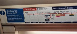 A metro belsejében a megállókat jelző táblát fotóztam. Minden 5., 6. megállónál található kerekesszékes ikon, vagyis, hogy akadálymentes a megálló. 