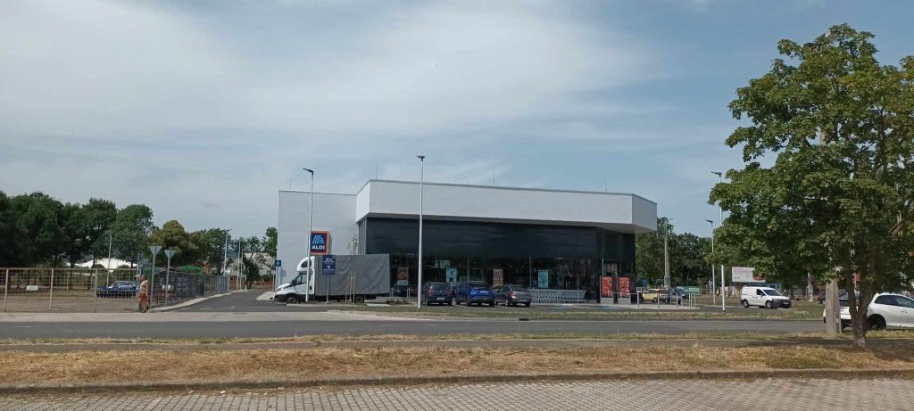 A Plaza a város felé eső oldalán, az autóút másik felén egy Aldi található.