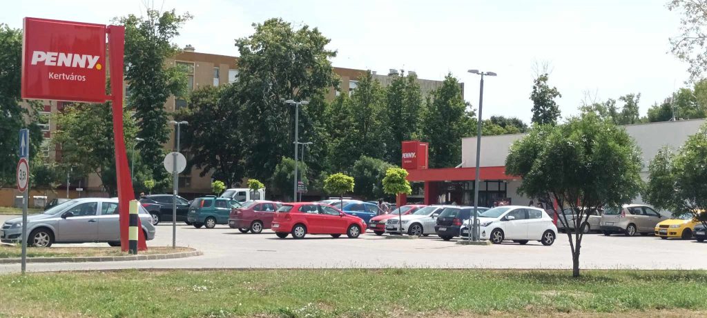A Plaza Kertváros felé eső részén, az akadálymentes, taktilis jelekkel ellátott járdán jól megközelíthetően egy Penny található.