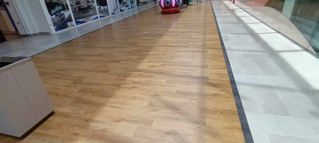 A burkolat széles, sima, középen parketta utánzat. A széleken világos színű széles sávok mindkét oldalon, melyeket vastag fekete vonal különböztet meg a belső résztől. A külső, világos sávokon semmi nem zavarja a közlekedést, középen, a parkettás részen virágok és ülőalkalmatosságok találhatóak helyenként.