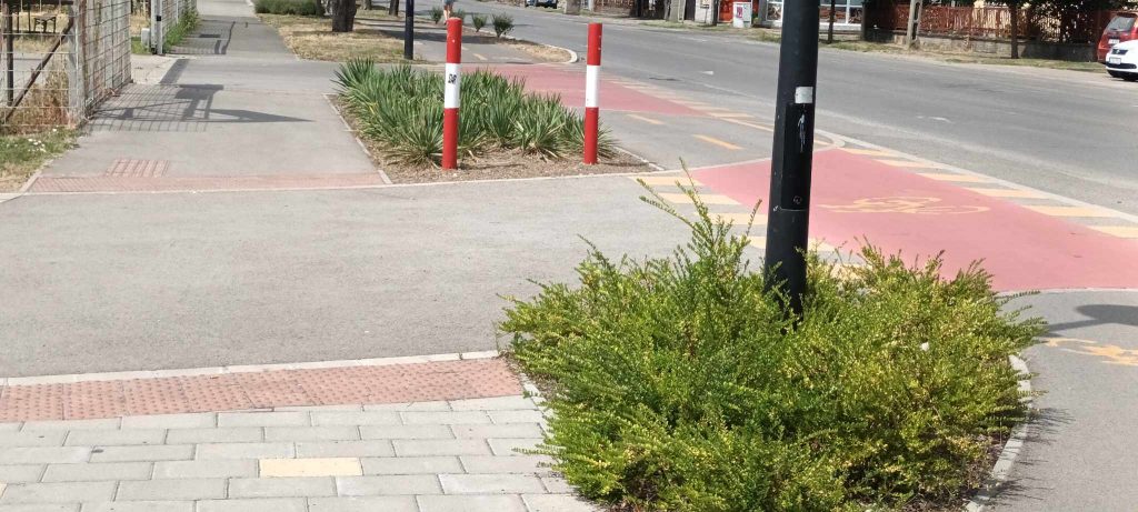 A járdák mindegyike akadálymentes, lekerekített, lapos végekkel, mindenhol taktilis jelekkel és kontrasztos színjelzésekkel.
