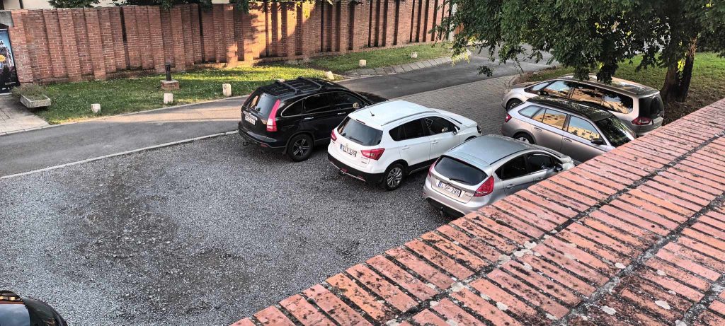 A Magtár előtti parkoló fölülről, itt is kb. 10 autó elfér. Ez közvetlen a püspöki kert előtt található. Sima beton út, innen kis emelkedőn kell feljönni a bejárathoz.