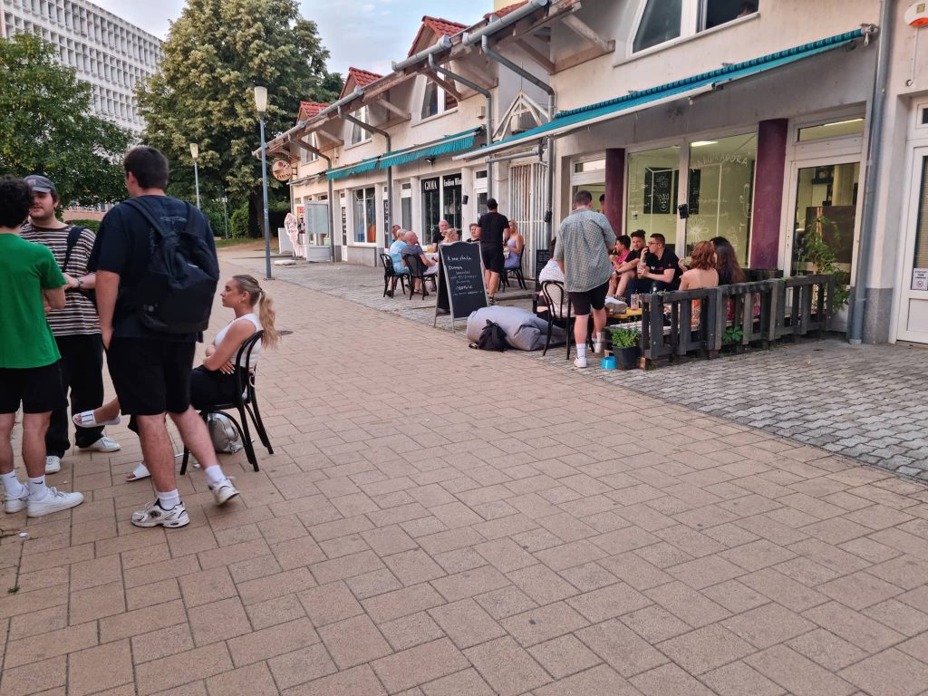Egy kép a nyüzsgő teraszról: emberek mindenhol, székeken, babzsákokon, esznek, isznak, beszélgetnek. Nagyon jó a hangulat!