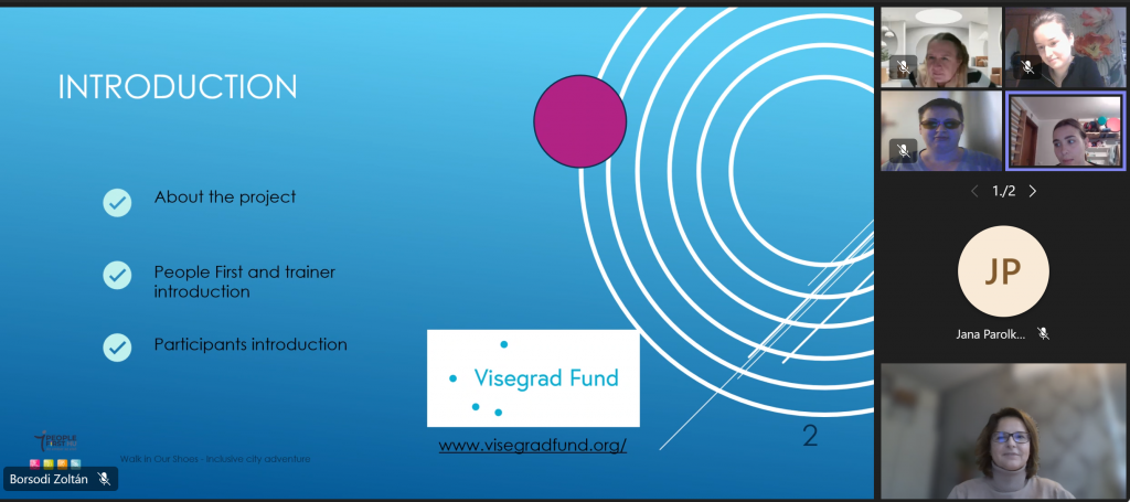 A tréning alatt készített képernyőfotót látunk. Baloldalon az előadás egyik diája, rajta angolul: Bemutatkozás, a projektről, People First és trénerek bemutatkozása, A résztvevők bemutatkozása. Mellette a Visegrad Fund logoja és linkje. Jobb oldalon kis képkockákban a résztvevők arca látható, ahogy éppen figyelnek az előadásra.