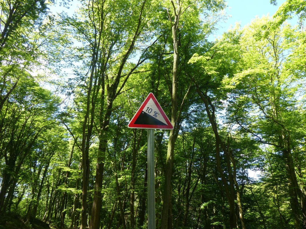 A tábla a 10%-os lejtésről. Tuti több is megvan az! 
