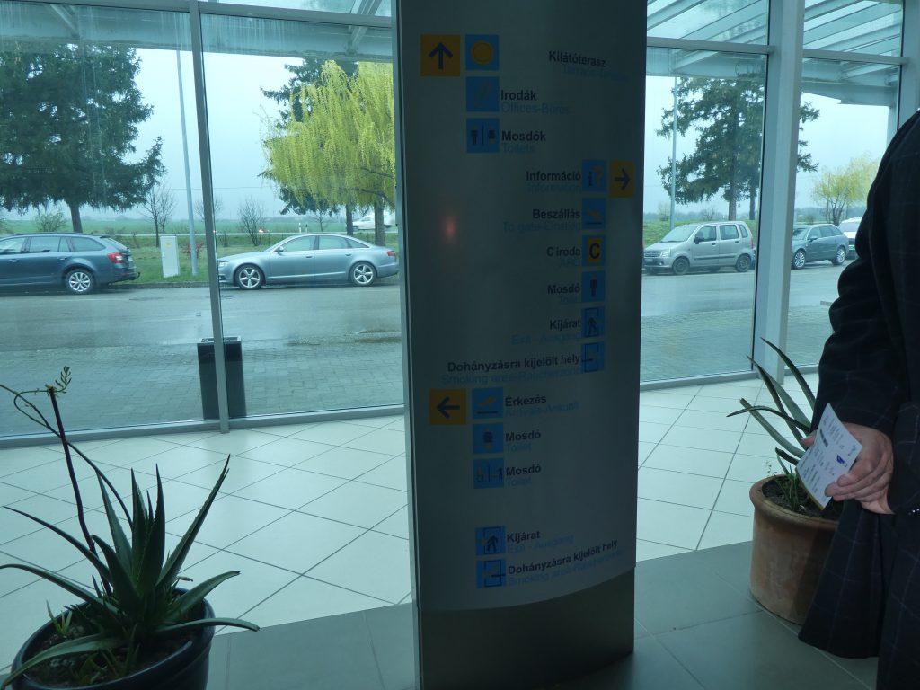 A földszinten középen minden információt tartalmazó információs tábla található, Braille feliratok nélkül.
