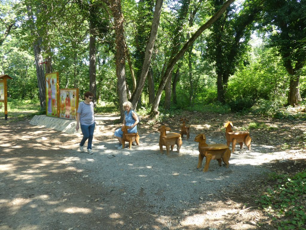 Kiskavicsos területen fából készült báránykák, melyekre rá lehet ülni.