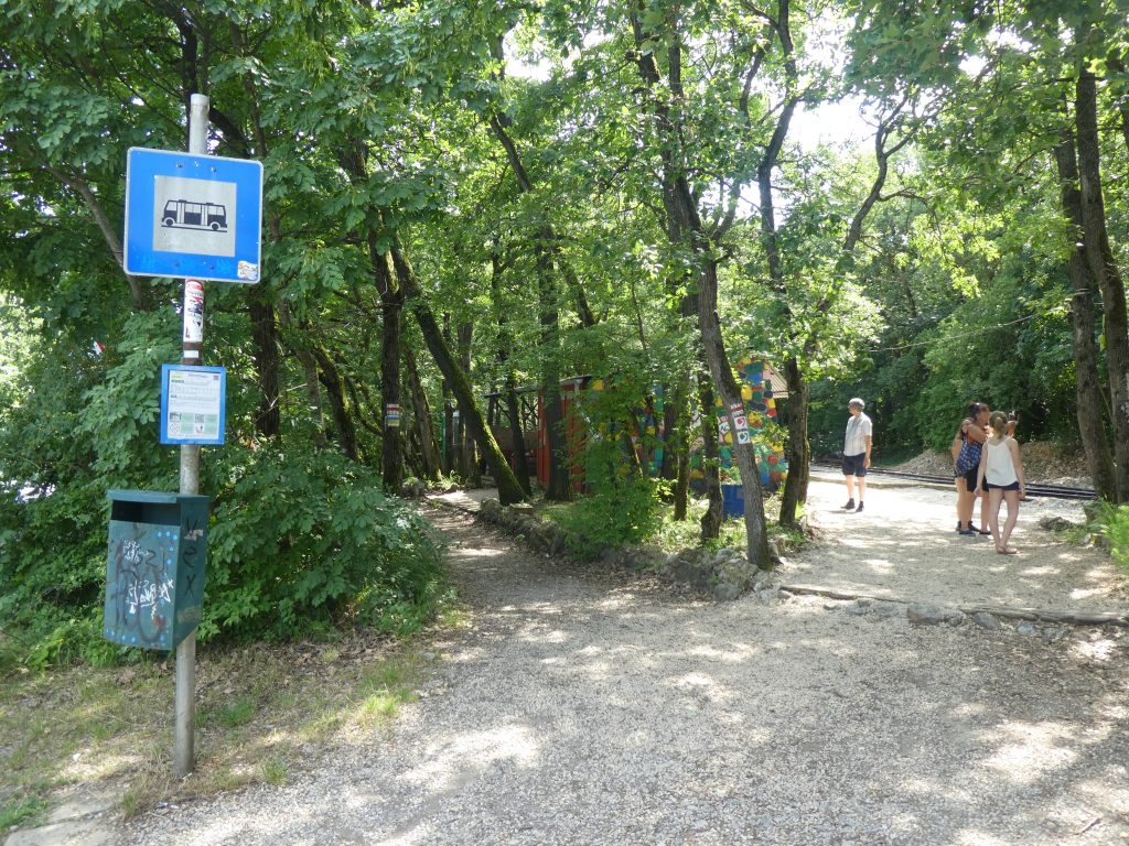 A buszmegállóból látjuk, hogy közvetlen mögötte található a kisvasút végállomása, 3-4 lépés mindössze.