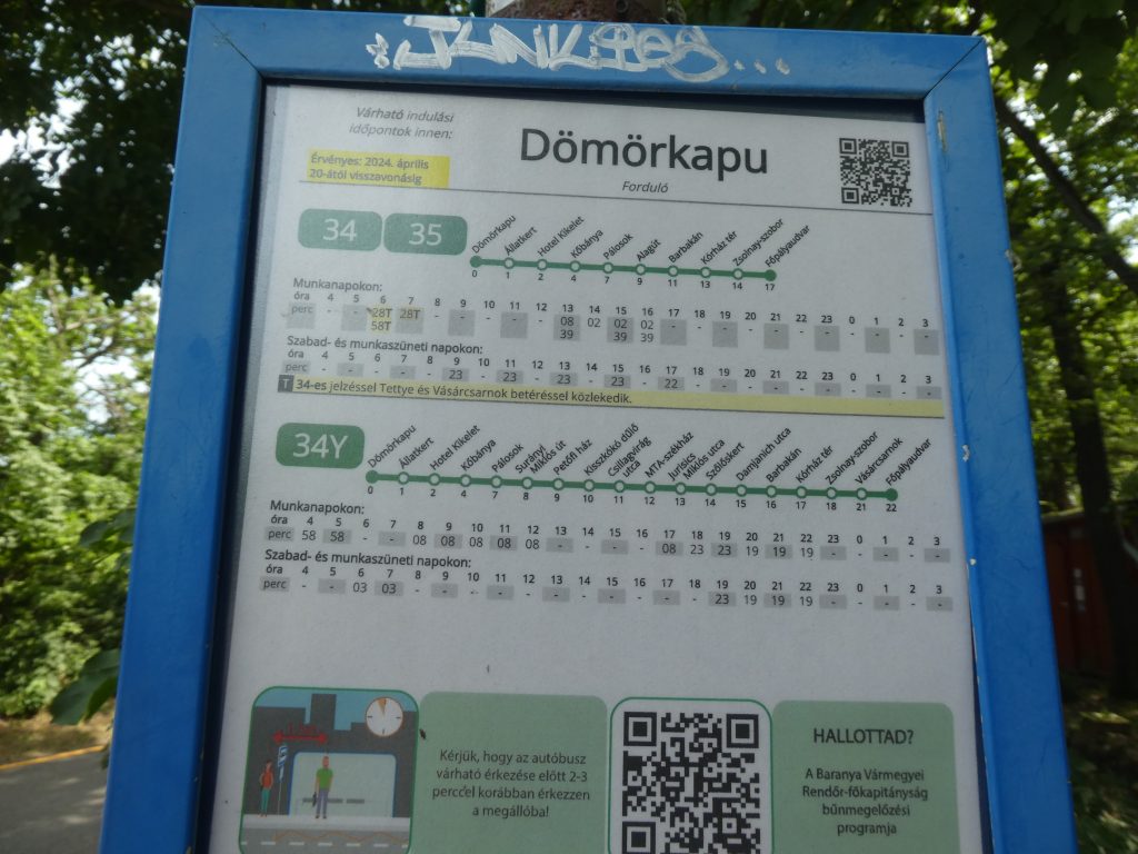 A buszmegállóban a tábla. Látjuk, hogy mikor indulnak innen a 34, 35 és 34Y járatok.